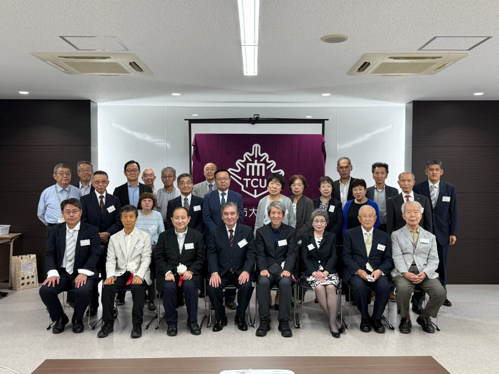 春のゴルフ大会と秋の総会を開催しています